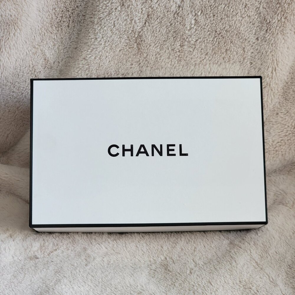 Authentic CHANEL Signature Medium White Gift Box Empty 8 5/8"